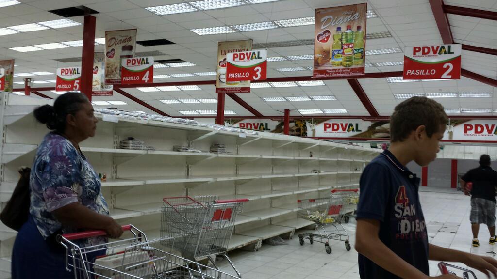 Caracas: trgovine prazne, ljudi se tuku za 1 bananu... - Page 3 Venezuelas-steady-decline