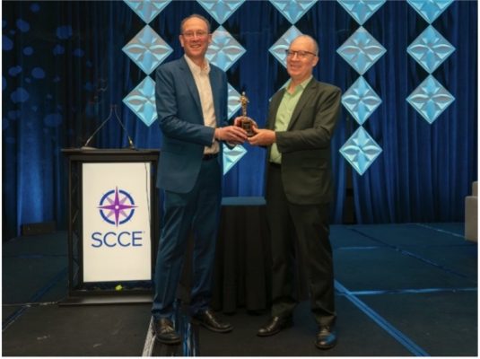 SCCE’s Adam Turteltaub presented the organization’s International Compliance Award to CIPE’s Frank Brown on October 4.